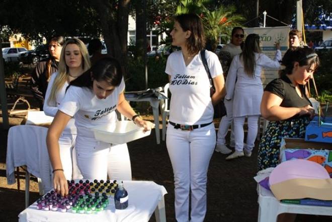 Imagem da Galeria da Notícia: FEF em Ação atrai população de Jales para praça